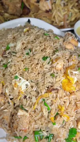 Ven a disfrutar de nuestro rico Arroz chaufa🔥🔥🔥 No te lo pierdas !!! Los esperamos aquí en Pollería Okey. 📍Av. 28 de julio 2144 -La Victoria 📆Atendemos de lun a dom de 1:00pm a 9:00pm ❌No atendemos jueves Producido: @soportemagico  #limaperu #polloalabrasa #mostrito #lavictoria  #reelsviral #viral #foodies #carne #sazon #reelslovers #food #comidaperuana #chaufa #chifa #delicius #lima #brasa #chaufabrasa #tallarinessalteados #pioneros