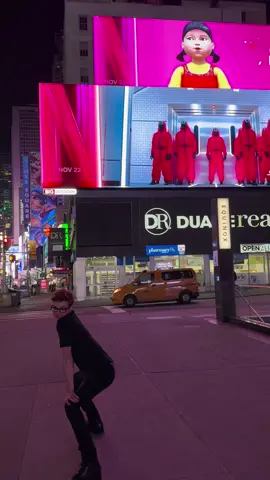 WE’RE IN TIMES SQUARE BABYYYY!!!! 🦑💋 So thankful for everyone’s support for the #SquidGameTheChallenge release. Wishing everyone a beautiful Thanksgiving ♥  #squidgame #netflix #realitytv #timessquare #squidgames #squidgamenetflix #squidgameedit #fyp 