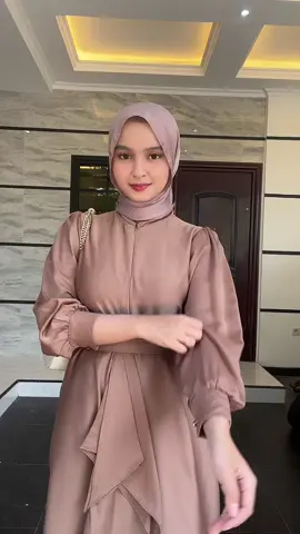 Hari ini kondangannya pakai Jihan dress 😍 ada yang mauu couplean sama kak min?? Atau mau minta dispill?? 🥳 #satinsilk #dresssatin #fashiontiktok #fypシ゚viral #foryou #dresskekinian #rekomendasidress #gayaditiktok 
