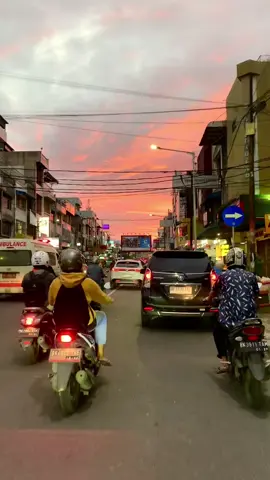 Jarang jarang ya ketemu sunset di kota siantar, siapa yang rindu dengan kota siantar dan makanannya? Coba komen siapa yg punya kenangan manis dikota ini 🤭 . . . . #visitsumut #northsumatera #fypシ #foryou #foryoupage #sumaterautara #pematangsiantar #tiktoksiantar #estetik #videoviral #travel #siantar #siantartiktok 