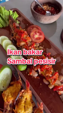 Pertama kalinya makan ikan barakuda bakar & langsung sukaaa.. Apalagi pake sambal pesisirnya, auto ngabisin nasi. Lunch/dinner disini bareng geng atau keluarga cocok bgt sih. Ikan Bakar Sambal Pesisir Jl. Lengkong Kecil (sebrang SMAN 7 Bandung) #ikanbakarlaut #ikanbakarsambalpesisir #kulinerpedas #bandungfoodies #kulinerbandung #streetfoodbandung #lengkongkecil #kulinerlengkongkecilbandung #serunyaditiktok 