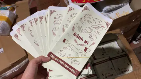 Quy cách và thông tin, thông số chi tiết: Quy cách đóng gói: 1000 túi/bịch Kích thước mỗi túi: 12cm x 25cm Chất liệu: Giấy Offset65gsm chuyên sản xuất túi đựng bánh mì, đảm bảo vệ sinh an toàn thực phẩm #túibánhmìpate #tuidungbanhmi #đựngbánhmìpate #bánhmìpate #tuibanhmy #bánhmì #bảoquảnbánhmì #chấtluợng 