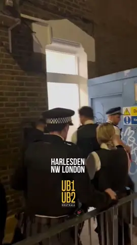 Over 30 police officers force entry into the upstairs of a bar/nightclub to find what was believed to be a brothel (via @metpolice_uk) #UB1UB2 #London #Harlesden 