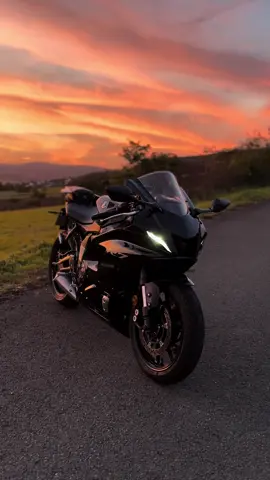 Cinematic Yamaha R7🖤 #yamaha #motorcycle #yamahar7 #motorcyclesoftiktok #sportbike #sunset #fy #fypシ #viral 