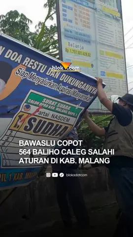 Badan Pengawas Pemilu (Bawaslu) melakukan penertiban atau pencopotan alat peraga sosialisasi (APS) berupa 564 baliho di Kabupaten Malang. Baliho bergambar caleg baik tingkat kota/kabupaten, provinsi hingga DPR RI dilakukan penertiban sebab menyalahi aturan. Beberapa diantaranya menyerupai alat peraga kampanye (APK). Ketua Bawaslu Kabupaten Malang, Wahyudi menerangkan, penertiban tersebut dilakukan oleh anggota Panwaslucam di masing-masing kecamatan. Penertiban sendiri meliputi sejumlah APS yang telah terinventarisir sebelumnya. Selengkapnya di https://malangraya.blok-a.com/ #infomalang #politik #bawaslukabmalang #balihocaleg 