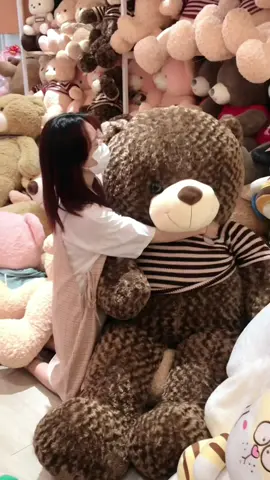 Đại ka của nhà Gấu Shop 😝 kích thước khổng lồ với chất lông hoa hồng cao cấp và được nhồi 100% bông trắng tinh khiết.  Bé bự này đang áp dụng giá #sale siêu hời mà số lượng có hạn, mụi người nhanh tay inbox shop chốt đơn ngay nhaaa ❤️🧸 #BLACKFRIDAY #SALE #Teddy #teddybear #HotTrend #quatang #gấubông #gấubôngcute 