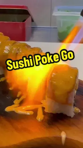 Oto pełen radości post o mojej wizycie w @sushi poke go Toruń! 😄🌟 Kolejny przystanek mojej kulinarnej podróży to sushi poke go Toruń! 🍣🥢 Ten gastronomiczny klejnot na polskiej mapie serwuje azjatycką kuchnię w stylu klasycznym i fusion. 🌏🍲 Menu jest ogromne, pełne różnorodności i dosłownie każdy znajdzie coś dla siebie, szczególnie jeśli macie ochotę na sushi. 🤤💫 Od klasycznych futumaki, uramaki i nigiri, po szalone rolki fusion, gdzie kucharze zawijają smaki całego świata w jedną rolkę (muszę polecić rolkę Mexicana z tuńczykiem i jalapeno! 🌶️🐟). A jakże popularne sushi burgery? Po prostu wow! 🍔🍣 A ja? Trochę pomagałem w kuchni, mówiąc 