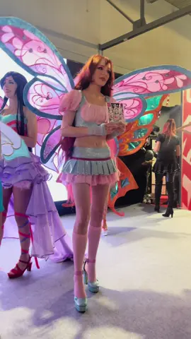 @Winxclub COSPLAY CONTEST la FINALE ✨ La cosplay ground si è trasformata in Alfea e ha richiamato tantissime fate da tutto il mondo. Mille colori, brillantini, magia e sorrisi hanno colorato il Multiverse Stage di @milangamesweek & @cartoomics per un finale davvero emozionante. Congratulazioni a tutte le bellissime partecipanti e complimenti a @immeari per essere la NUOVA VINCITRICE DEL COSPLAY CONTEST più magica di sempre! E il prossimo anno preparatevi per perché festeggeremo i 20 anni delle #Winx e vi promettiamo che sarà davvero MAGICO! 🇬🇧 @Winxclub COSPLAY CONTEST the FINAL ✨ The cosplay ground transformed into Alfea and attracted many fairies from all over the world. A thousand colours, glitter, magic and smiles colored the Multiverse Stage of @milangamesweek & @cartoomics for a truly exciting finale. Congratulations to all the beautiful participants and congratulations to @immeari for being the NEW WINNER OF THE most magical COSPLAY CONTEST ever! And next year get ready for because we will celebrate 20 years of #Winx and we promise it will be truly MAGICAL! #mgwcmx #epicos #winxcosplaycontest #cosplay #winx 