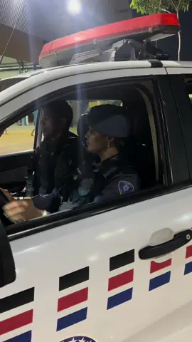 Nós policiais também temos uma vida durante o dia.  Contudo, servir e proteger é o lema da Polícia Militar, mesmo com o risco da própria vida, estamos sempre à disposição da população. E eu amo minhas duas profissões gente!  Obrigada por estarem aqui.  Me contem aqui, qual  Sabrinna vocês gostam mais? #tiktokbrasik #tiktok #tiktokviral #polici #policiafeminina 