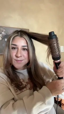 Put this brush on your christmas list 🎄🎅🏼 . . . #thermalroundbrush #amikathermalbrush #hairstyles #blowouthairtutorial 