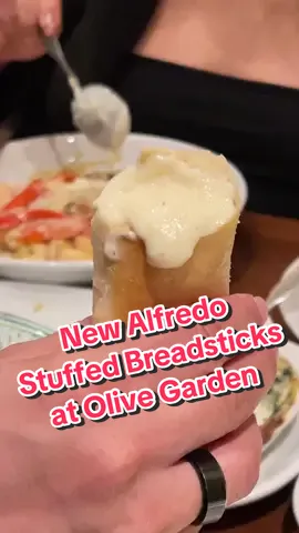 New alfredo stuffed breadsticks at Olive Garden! ##alfredosauce##alfredo##whotesause##olivegarden##creamy##italian##bread##breadsticks##olivegardenbreadsticks##newmenuitem##newfoodfind##tryingnewfoods