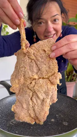 Kotlet z kurczaka z kością i surówka z pora i marchewki. Składniki: udka z kurczaka, sól pieprz, łyżka musztardy, jajka, bułka tarta, olej do smażenia. Surówka: 2-3 marchewki, por, kwaśne jabłko, sól, pieprz, łyżka musztardy, 2 łyżki majonezu i 2 łyżki jogurtu naturalnego #kotlet #kotletzkurczaka #udka #surówka #kurczak #smażoneudka #panierka #obiad #niedzielnyobiad #niedziela #przepis #przepisy #jedzenie #gotowanie 