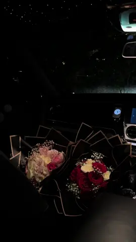 Whats better than a Rolls-Royce full of flowers😍 DM us on insta to order🖤.                                                                  #rosebouquet #roses #redroses #whiteroses #pinkroses #flowerbouquet #flowers #rollsroyce #fyp #foryou 
