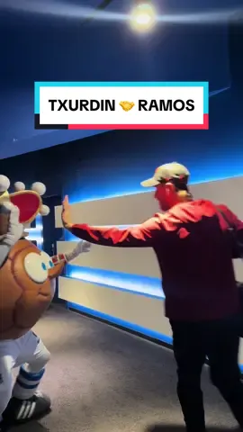 🤩 Txurdin saluda a Ramos con el baile de los Grammys  #TikTokFootballAcademy #DeportesEnTikTok #viral #sergioramos #football 