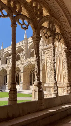 Inside the cloister of the Jerónimos Monastery in Lisbon, a true masterpiece of Gothic and Manueline architecture in Portugal 🇵🇹 #Lisboa #Belém #Portugal #MosteiroDosJerónimos #monastery #cloister #church #Gothic #Manueline #architecture #travel 