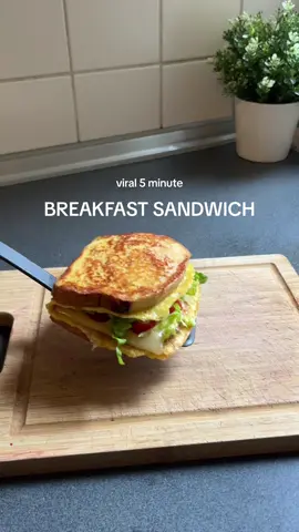 Redo of my viral 5 minute breakfast sandwich - this time with other ingredients 🥑✨ Ingredients: - 2 brioche toasts - 2 eggs - 1 slice of Gouda cheese - Handful of cherry tomatoes, sliced - 1/2 avocado, sliced - Handful of iceberg lettuce - Salt and pepper to taste - Butter or oil for cooking Macros: 610kcal / 25g proteins / 40g carbs / 30g fats #breakfastsandwich #5minutesandwich #quickrecipe #simplebreskfast #healthy #FoodTok