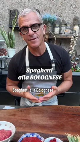 Spaghetti alla bolognese. #bolognese #cooking #maxmariola #chefmaxmariola #maxmariolacucinapervoi 