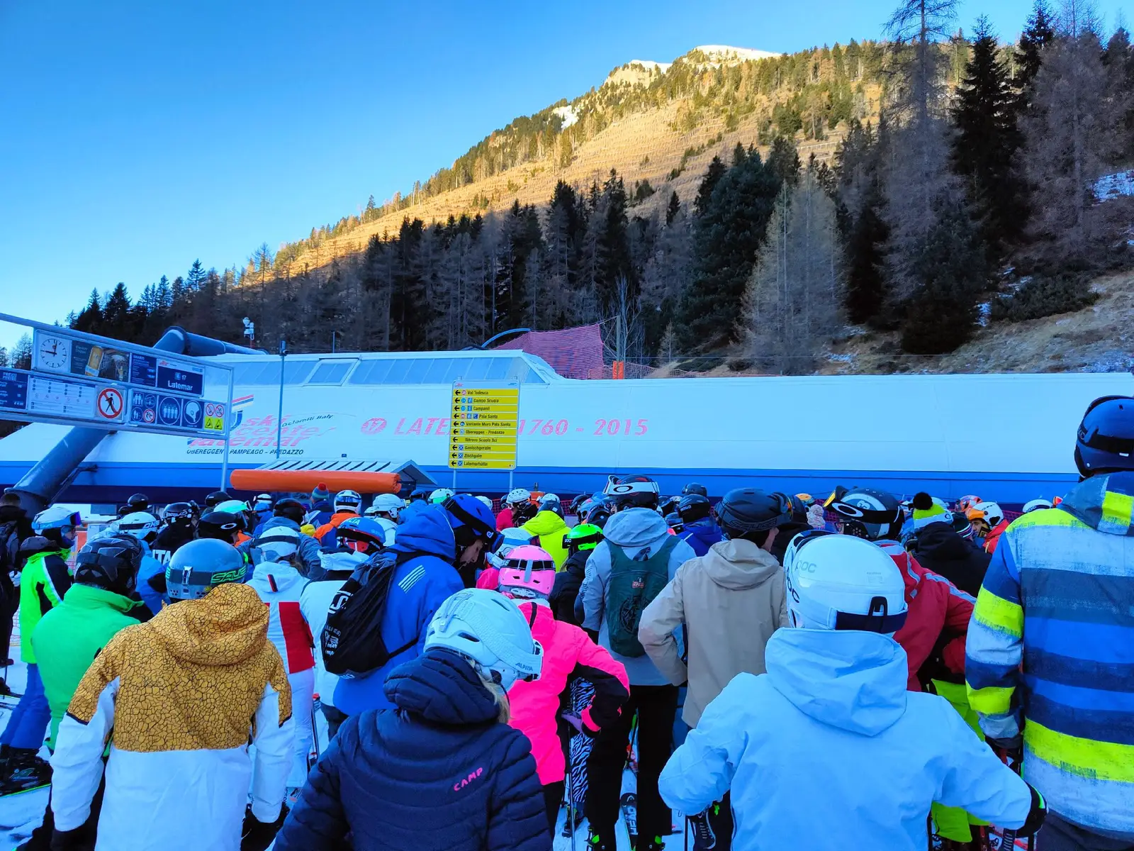 tantissima gente per l'apertura impianti a Pampeago, sarà un altra stagione sciistica da record? #pampeago #latemar #obereggen #valdifiemme #ski #sciare #aperturaimpianti #impiantisciistici #trentino #neve #sci #sudtirol 