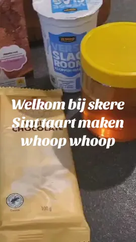 Whoop whoop Sint is in het land 🎉  Dat vraagt om een skere Sint taart 🎂  Wat heb je nodig:   3x skere witte chocola = 3,-  Jumbo mix Kruidcake = 1,29,-  Slagroom                     = 1,39,-  Eventueel wat pepernoten heb je vast wel in de kast 😂  Totaal: 5,68,- =skeer  #fy #fyp #foryou #viraal #vj #vjp #sint #taart #goedkoop #besparen #bespaartips #geld #money