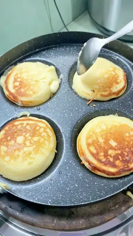 ang bilis lang magluto dito 👍 #4holesfryingpan #minipancakes #pancakes 