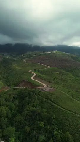 Ada yang belum pernah lewat sini? Jalan baru menuju Paralayang Segoro Gunung dari arah kebun teh Kemuning #kemuning #paralayang #tawangmangu #kemuningskyhills #djimini3 