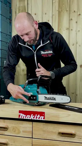 Today Steve is showing you our XGT Chainsaw, the efficient brushless saw with a high chain speed for heavy-duty use. Product code: UC011G #makita #makitapowertools #makitatools #fyp #xgt #demo #deepdive #uk #action 