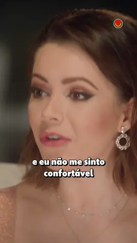 Sandy conta que não abre mão da maquiagem nem em casa: 