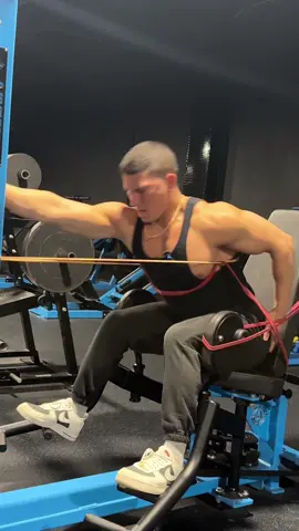 WHY R U LOOKING!?👏🏼🥴 #fyp #GymTok #FitTok #gymhumor #gym #workout #gymgirl #jokes #humor #skit 