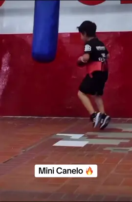 That footwork though! 😅 #boxing #boxing🥊 #boxingfans #boxingfanatik #fyp #viral #boxe #boxeo #boxinghighs #boxinghighlights #foryoupage #boxingheads #boxingtok #boxingskills #boxingislife #boxingmotivation #sparring #amateurboxing #canelo #caneloalvarez 