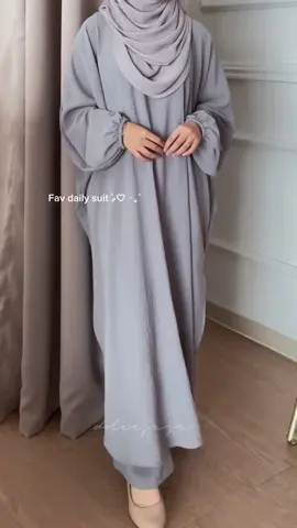 Best daily suit ever yg super selesa, cantik, flowy & ironless 🤍 pakai loose mcmni husband selalu puji cantik sgt 🥰 #suitmuslimah #ironlesssuit #setblouseseluar #onesetmuslimah #modestoutfits #longtopblouse #fypシ゚viral #ironlessblouse 