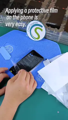 Applying a protective filmon the phone iscat Sourcesvery easy.#fyp #display #creatsources #SmallBusiness 