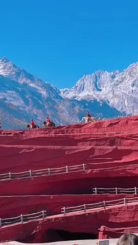 Impressions Lijiang Show  ฉากผาหินสีแดง และด้านหลังเป็นภูเขาหิมะมังกรหยก ซึ่งโชว์จะเกี่ยวกับวัฒนธรรมของคนพื้นเมืองลี่เจียง โดยผู้ชายจะขี่ม้าตามเส้นทางสายไหมเพื่อทำการค้า ส่วนผู้หญิงจะทำไร่ ดูแลบ้านรอผู้ชายกลับมา (เนื้อหายาวมากต้องไปดู!!) #เที่ยวจีน🇨🇳 #เที่ยวจีนกับเรา #เที่ยวจีน2023 #เที่ยวจีน 