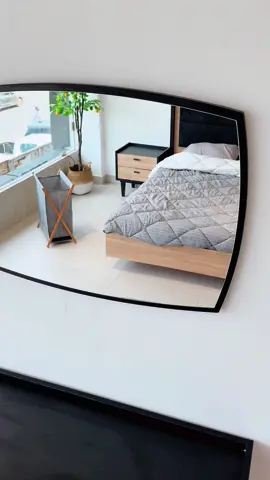 Créez votre havre de paix avec Urban Concept! Ce lot chambre à coucher inclut un lit 160x200cm, deux tables de chevet, une commode et un miroir. Élégance et confort au rendez-vous. ⏰#UrbanConcept #ChambreÀCoucher #Abidjan