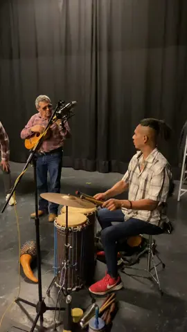 pedí un pedestal para cantar y me llevaron esa mini cosa #vivalavida#colectivoafrojarocho 