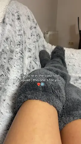 It’s gonna keep you warm AF #Coldfeetproblems #coldlegs #coldfeet #sockslippers #winter #SnugToes . . . . . . . Fuzzy warm winter socks for girls, perfect for cozy moments with coffe and a good book.
