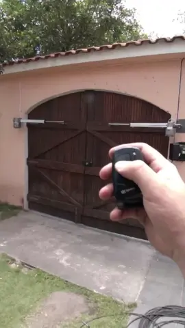 #CapCut  Automatizador de portão de garagem. Kit motor pivotante duplo PPA. Abertura em nove segundos.