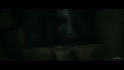 Призрачная дверь (2021) Жанр:ужасы Страна:Корея Южная  Рейтинг:4,9/10 1998 год. Во время ремонтных работ в заброшенном здании находят замурованный в стену труn.А  вскоре проводящая обряд очищения шаманка поgибает прямо во время ритуала. Четыре года спустя её сын, исследователь паранормальных явлений, никак не может отпустить смеrть матери, поэтому в последний день Лунного Нового года, когда открывается дверь между миром живых и миром мёртвых, отправляется в то самое здание, чтобы выяснить, что же на самом деле произошло#ужасыфильм #top #стоитпосмотреть #unreal #fakebody⚠️ #horrormovie #scaryhorrormovies #названиефильмасразу #трейлер #fakeblood⚠️ #ужастик #fakesituation⚠️ #фильмнавечер #фильм #мистика #призрак 