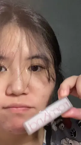 saw @💗juwi💗 pink sand shade reco and i need everyone to know romand literally has the best non drying matte lippie in the market 😩✨  #romandph #mattelipstick #tiktokaffiliatesph -#BeautyTok #girlhood 