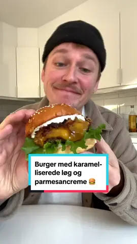 Hvad er der i din favorit-burger? 🍔😍 Den her burger med karamelliserede løg og parmesancreme er fuldstændig vanvittig. Prøv den lige! Opskrift til 4 burgere: Parmesan-creme: 1 dl creme fraiche 0,5 dl mayonnaise 50 gram revet parmesan Saften fra en citron Salt og peber Karamelliserede løg: 1 spsk olivenolie 3-4 løg Lidt salt 500 gram oksekød 4 burgerboller 4 skiver cheddarost Grøn salat Start med at lave parmesan-cremen ved at blande alle ingredienserne. Smag til med salt, peber og citron. Skær så alle løgene og kom dem på en varm pande med lidt olivenolie.  Drys med salt og vend løgene rundt.   Skru så ned på lav varme og rør rundt cirka hvert 4. minut, i cirka 30-40 minutter, indtil løgene er karamelliserede.  Deglaze panden med lidt vand til sidst.  Form bøfferne og drys med salt og peber. Steg ved høj varme og kom ost på til sidst.  Varm bollerne i ovnen eller på panden.   Saml burgeren som vist på videoen.