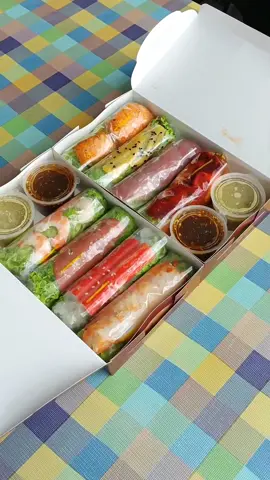 Premium Vietnamese Rolls ✨ Kita ada lebih 7 pilihan flavours & 4 pilihan sos.  Setiap pack boleh custom sendiri nak flavour & sos apa. Kita takda 'fixed pack' 🙈 Awak area KL / Selangor? Meh kita deliver! Walaupun kita kat kajang tp nak hntar ke KL/selangor delivery rm10 jee 🤭 Cara order: klik link kat bio kita atau WA 018 5888 341 🥰 #fyp #KLFoodie #MakanLokal #VietnameseRoll #vietnamspringroll #popiavietnam #vietnamroll 