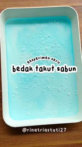 ✨ Bedak Takut Sabun (ekperimen seru) ✨ Assalamu'alaikum buibu, kali ini kami melakukan eksperimen seru yang sedang viral nih. Hehehe, Untuk bahan sudah saya tulis di video ya. Tips biar berhasil naburin bedaknya jangan kebanyakan ya bu lalu gunakan larutan sabun artinya sabun dilarutkan ke air dulu. Untuk melalukan eksperimen ulang harus ganti air bersih lagi ya bu.  Kok bisa sih bedaknya jadi menjauh? Itu karena sabun cair telah memecah tegangan permukaan air. Sisa dari tegangan permukaan air akan mendorong butiran bedak menjauhi sabun. Begitulah penjelasan sainsnya 🥰 #idemainanak #idemaindirumah #idemainanak2tahun #idebermainanak #eksperimensains #eksperimenseru #kidsactivities #activityforkids #homeschool #homeschoolmom 