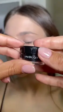 Исследуйте мир косметики с Inglot AMC Eyeliner Gel 77! 🌌 Откройте волшебство макияжа с этим устойчивым гелевым лайнером. Поднимите свой взгляд на новый уровень с интенсивным черным оттенком и стойкой формулой.  #inglot #inglotcosmetics #makeupartists #inglotmoldova #mua 