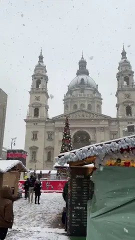 The first snowfall in Budapest ❤️❄️😍  Video by @Norbert Lepsik  #budapest #budapestsnow #snow #snowfall #budapestsnowfall #budapesthungary #budapestguide #budapesttips #winter #budapestwinter #budapestchristmas #budapestchristmasmarket #christmas #lastchristmas #havazás #hungary 