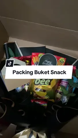 Alhamdulillah, siap meluncur buket snack tema hitam #buketsnackmurah #buketsnackbandung #buketbungawisuda 