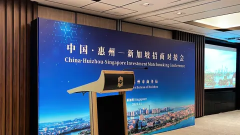 中国·惠州—新加坡招商对接会在新加坡成功举办
 
 
 华人头条 新加坡讯：11月30日下午，惠州市在新加坡举办“中国·惠州——新加坡招商对接会”，活动邀请了广东省驻新加坡经贸代表处、新加坡中华总商会青年商务与永续发展委员会、新加坡广东商会、新加坡惠州会馆、华人头条、Zenith Legacy、OceanMaster Engineering、Keppel Data Centre等40余家机构、协会及企业参会；惠州市商务局、惠城区、惠阳区有关负责人参加此次活动。此次活动将进一步深化惠州与新加坡经贸交流往来，加大两地产业对接合作力度。 会上，新加坡惠州会馆萧立娟会长致辞。她表示，惠州优美的自然环境、开放的人文氛围、优越的地理位置及极具性价比的投资成本正是吸引外商投资的巨大优势，希望通次活动交流增进新加坡企业对惠州的了解，共谋发展。 惠州市商务局副局长林乾森在发言中回顾，今年以来新加坡驻广州总领事馆、新加坡企业发展局等机构多次组织企业来访考察惠州的情况，表明惠新企业合作的坚实基础和广阔前景。并针对惠州市投资环境以5个“A”（资源多-Affluent resources，出行快-All-round traffic network，平台好-Advanced industrial parks，样样省-Affordable investment costs，产业强-Agglomerated industries）作了全面介绍，他表示：“山河不足重，重在遇知己”。新加坡与惠州两地交流合作日益紧密且不断加深，两地民众同样秉持敢为人先、拼搏实干、兼收并蓄的宝贵精神特质，发展理念高度契合，友好合作广泛深入，相信新惠两地定能从共建“一带一路”的发展机遇中寻求产业互补的契机，进一步深化合作，共促发展。 最后林乾森副局长诚挚邀请参会企业到惠州实地走一走，看一看，亲身感受惠州发展的火热气息和客家人的热情好客，在惠州找到新的商机，实现更大发展。 活动中惠城区、惠阳区招商部门有关负责同志就各自县区产业发展情况作了专题推介。会后，参会人员与新加坡企业、机构参会代表进行热烈互动交流，对企业关注的部分进行一一回应，企业纷纷表示看好惠州发展前景，希望有机会亲自到惠州实地考察。 编辑：李礼 Ricky 视频：李礼 Ricky  #新加坡 #华人头条新加坡 #惠州市 #惠州欢迎你 