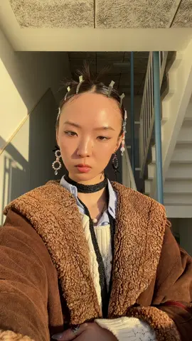 Day 100 of no agency want me. Still nobody wants me STILLLL nobody wants me #ootdinspo #vintage #hairclips 