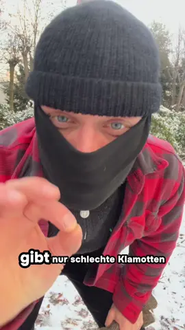 Ich hätte mir gewünscht, hätte mir das mal jemand gesagt am Anfang.  Das Thema warm anziehen, hat vielleicht für die ein oder andere Person keine Bewandtnis.  Aber wer schonmal 1 Tag draußen arbeiten musste und gefroren hat und sich danach selbst die Platte gemacht, wie es gut funktioniert, wird diesen eisigen Tag nicht vergessen haben.  An sich ist es kein Problem bei Kälte draußen zu arbeiten und ich finde es sogar sehr angenehm, wenn die Kleidung richtig stimmt und man sich auch noch bewegen kann und dazu natürlich nicht friert.  War mir ein wichtiges Anliegen 🫶 Wie seht ihr das? Was sind eure Tipps?  #winter #kalt #kleidung #klamotten #warmanziehen #zimmerer #tipps #tricks #howto #zimmermann #dachdecker #tischler #ausbildung #handwerk #arbeit #fyp #hochdiezimmererkunst #derholzbock #holz #wood #carpentry #carpentry #woodworker #geselle #zunft 