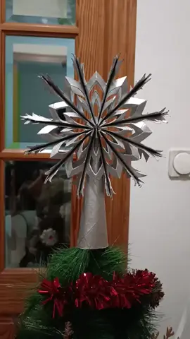 HAZ tú estrella para tu árbol de Navidad con tubos de cartón de papel higiénico. Manualidad de decoración y reciclaje ♻️. #navidad #adornosnavideños #manualidad #arboldenavidad #hechoencasa #tubosdepapelhigienico 