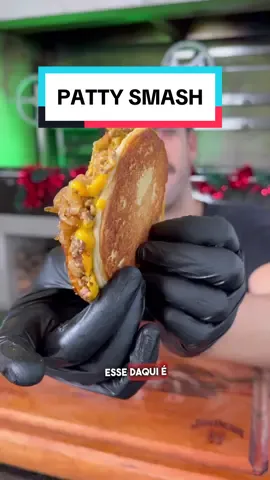 o explode vaso da larica 🚽 O Patty Melt em si já é bom, mas desse jeito ele fica incrível ♥️ 🔸 INGREDIENTES: - 250g de carne moída de patinho; - 5 fatias de cheddar; - 2 cebolas em tiras; - pão de burguer; Em qual hora do dia você comeria um lanche desses? COMENTA AQUI!  #pattymelt #burguer #burger #smashburger #hamburguer #churrasco #bbq #barbecue #receita #larica #cheddar #lanche  