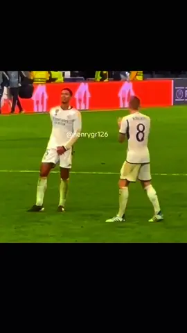 Kroos enseñándole los valores alemanes a Bellingham 🇩🇪💀 #kroos #bellingham #viralvideo #parati #fypシ #humor 